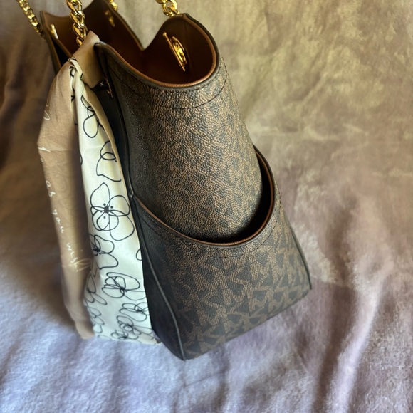 MICHAEL KORS
Jet Set Large Signature Logo Shoulder Bag - Picture 6 of 14